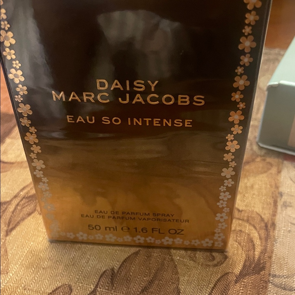 Marc Jacobs Daisy Eau So Intense Gold Packaging